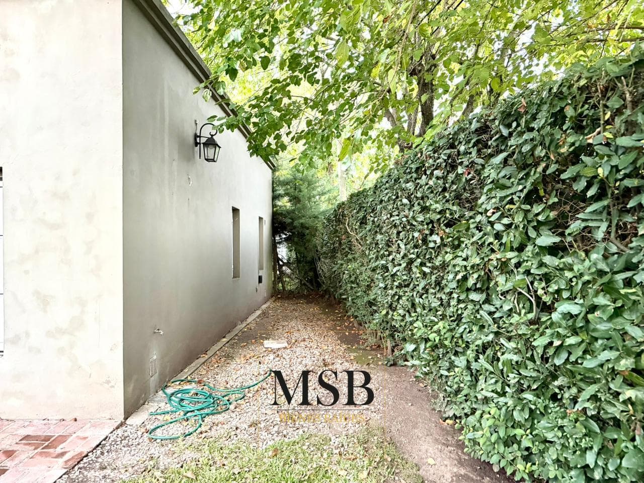 3-Bedroom House with Park and Pool for Sale - Gonnet