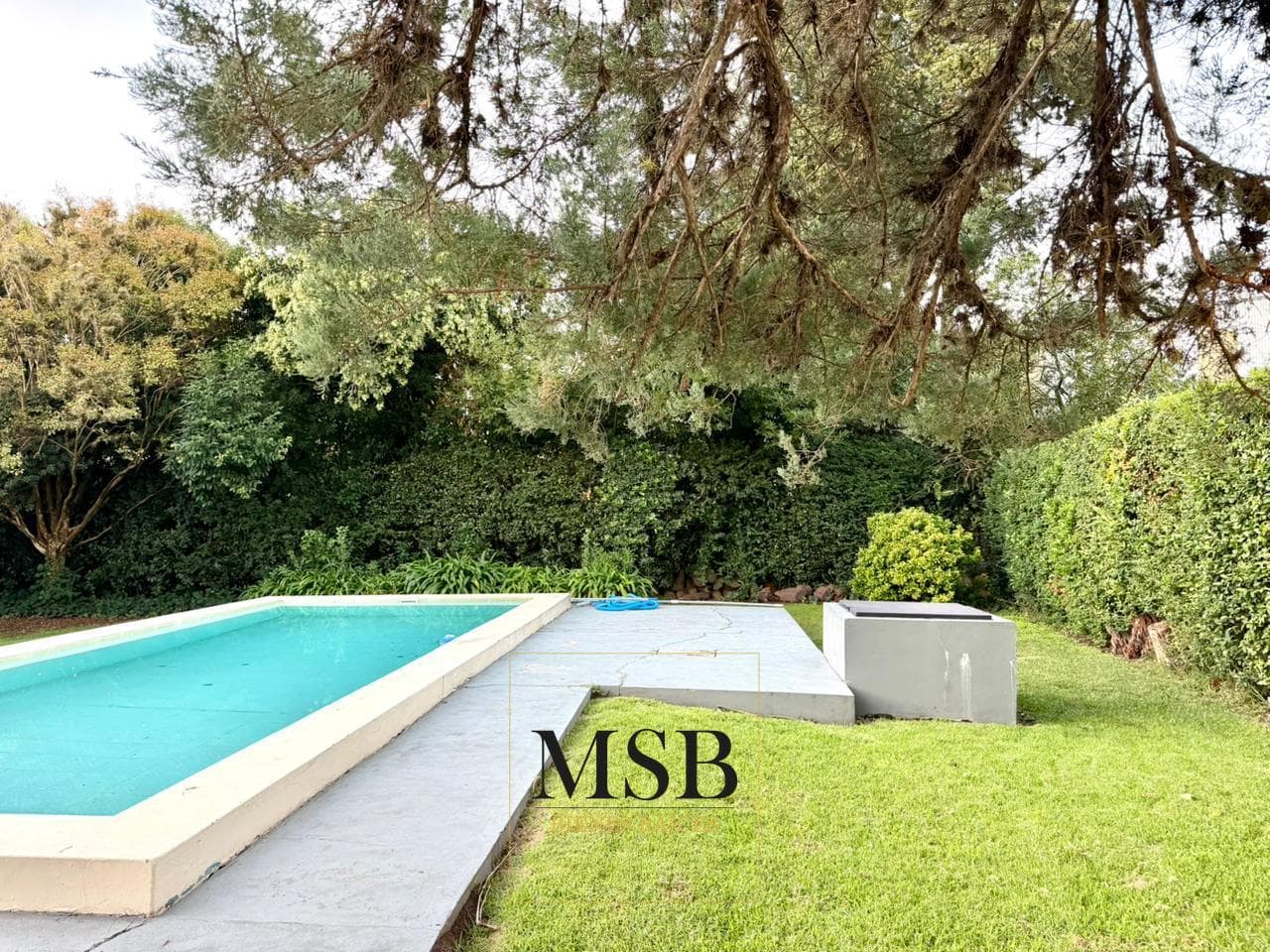 3-Bedroom House with Park and Pool for Sale - Gonnet