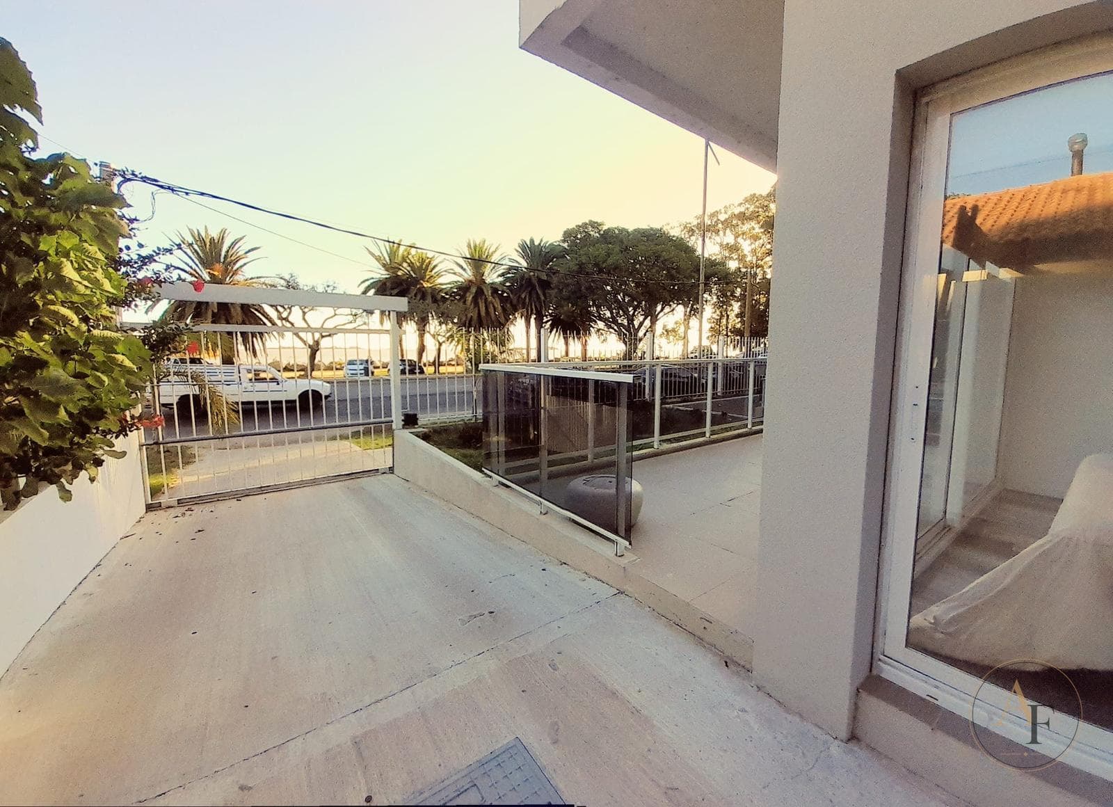 Ground-floor apartment with two parking spaces and a garden