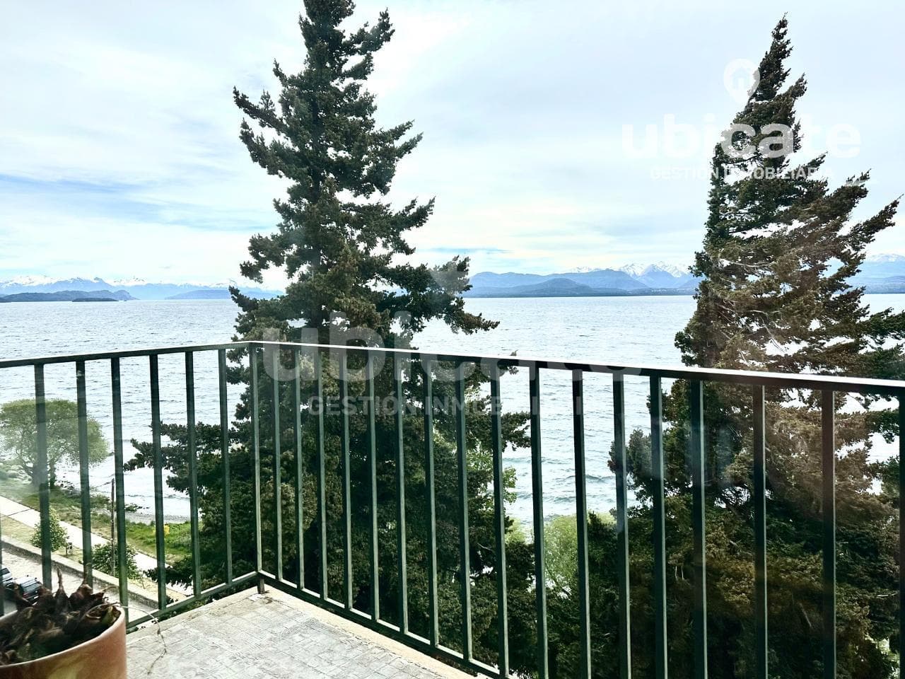 SPACIOUS APARTMENT WITH A VIEW OF LAKE NAHUEL HUAPI, ACROSS FROM THE CATHEDRAL