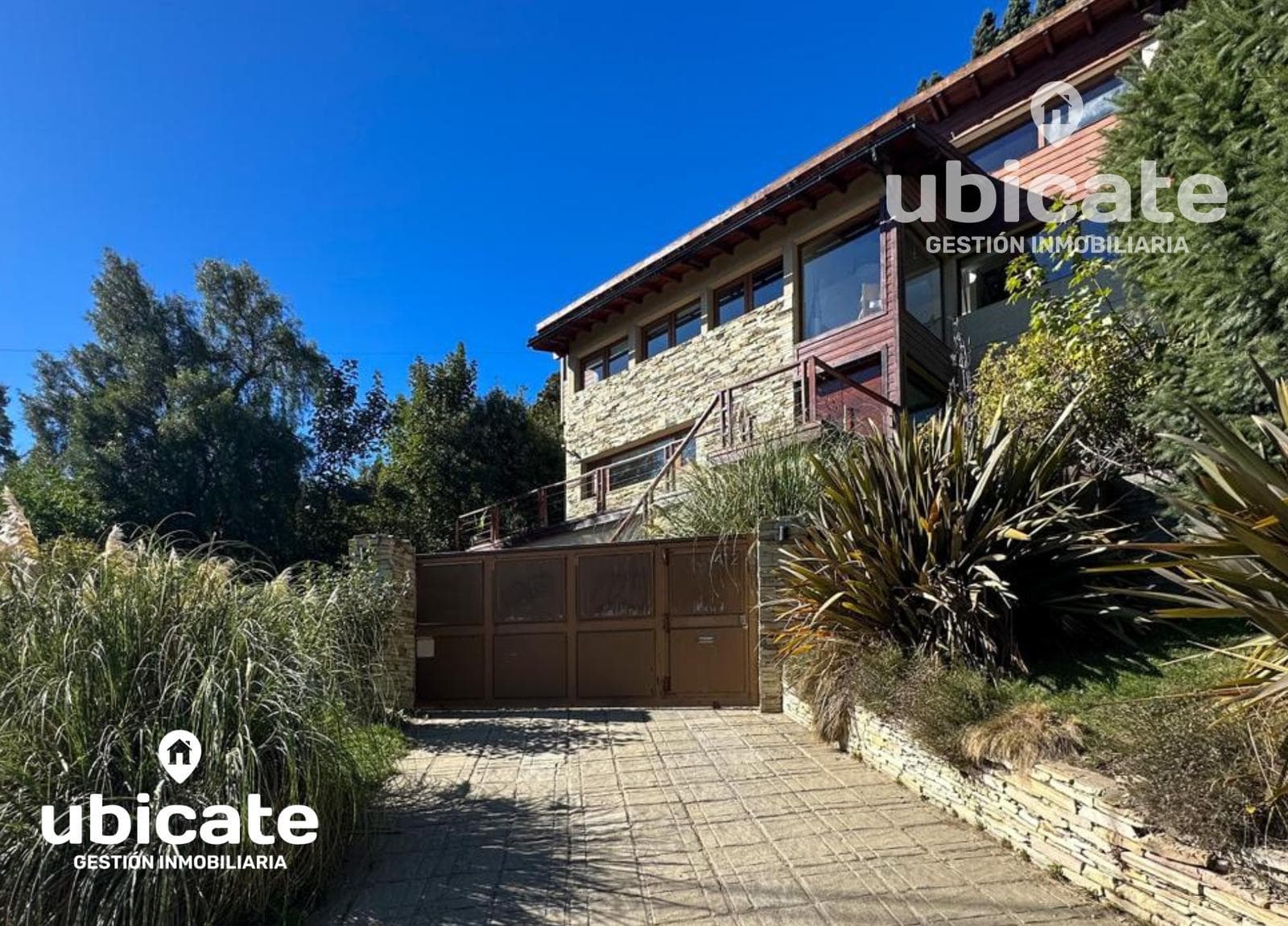 Luxury home in San Carlos de Bariloche, between Routes Km 7
