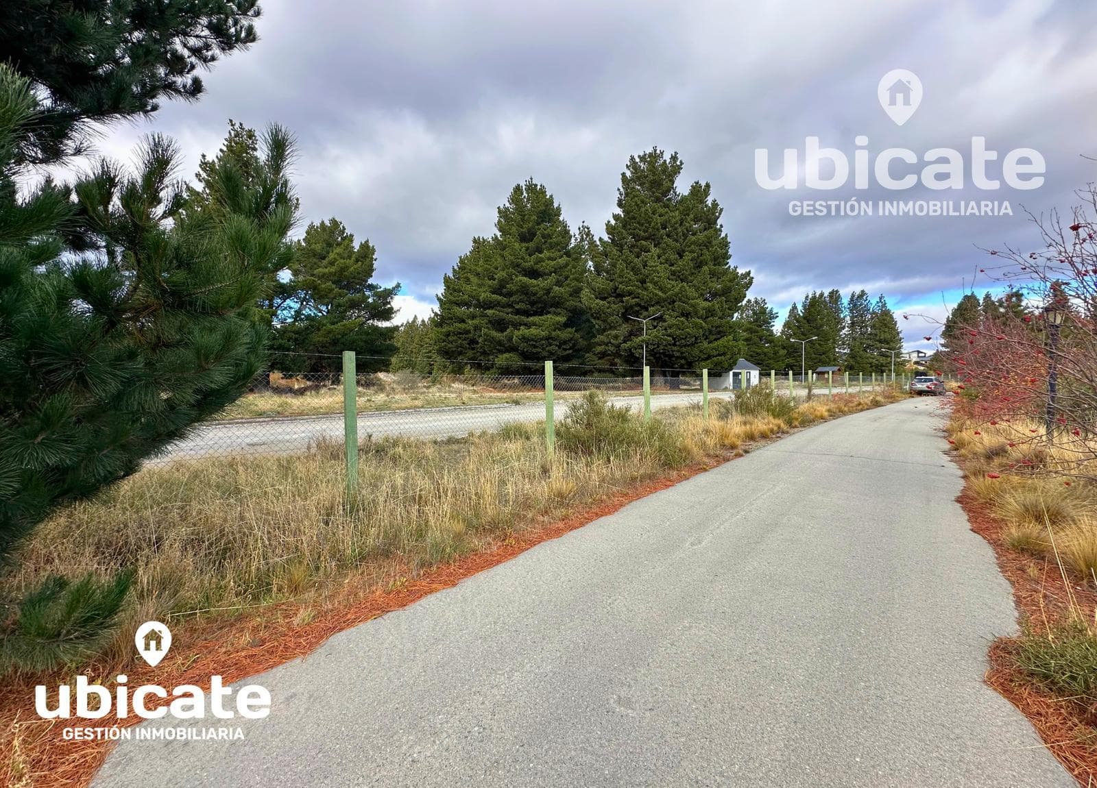 Land for sale in a gated community 5' from downtown