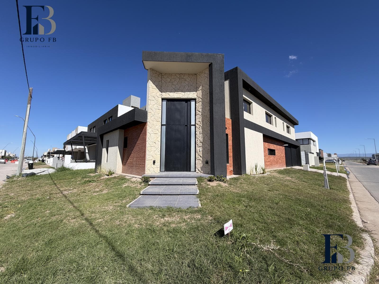 DESIGNER HOME IN COLINAS DE MANANTIALES