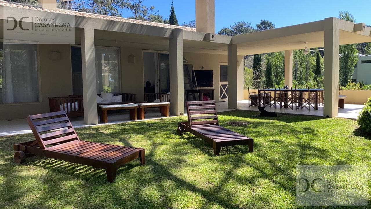 5-Bedroom House in Laguna Blanca