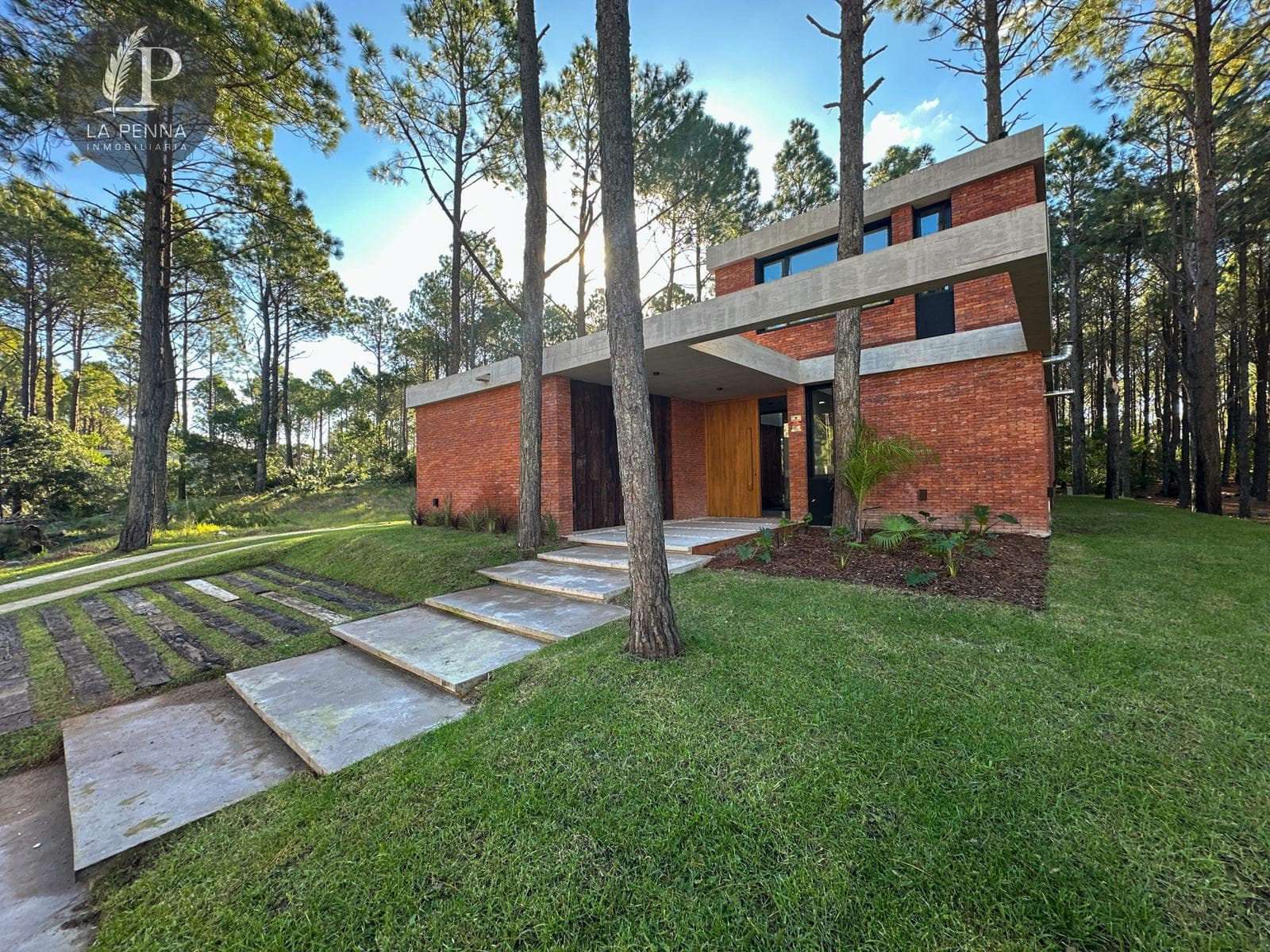 Brand-new house for sale in Pinamar Norte, near La Frontera. Modern architecture