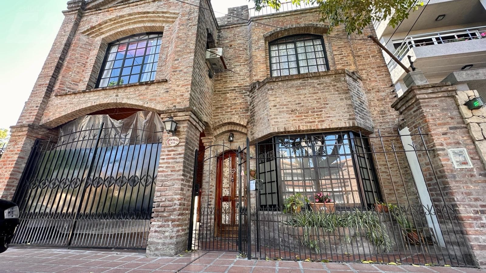 HOUSE | 5 ROOMS | SWIMMING POOL | SUITABLE FOR PROFESSIONAL USE | GARAGE | DOWNTOWN ITUZAINGÓ