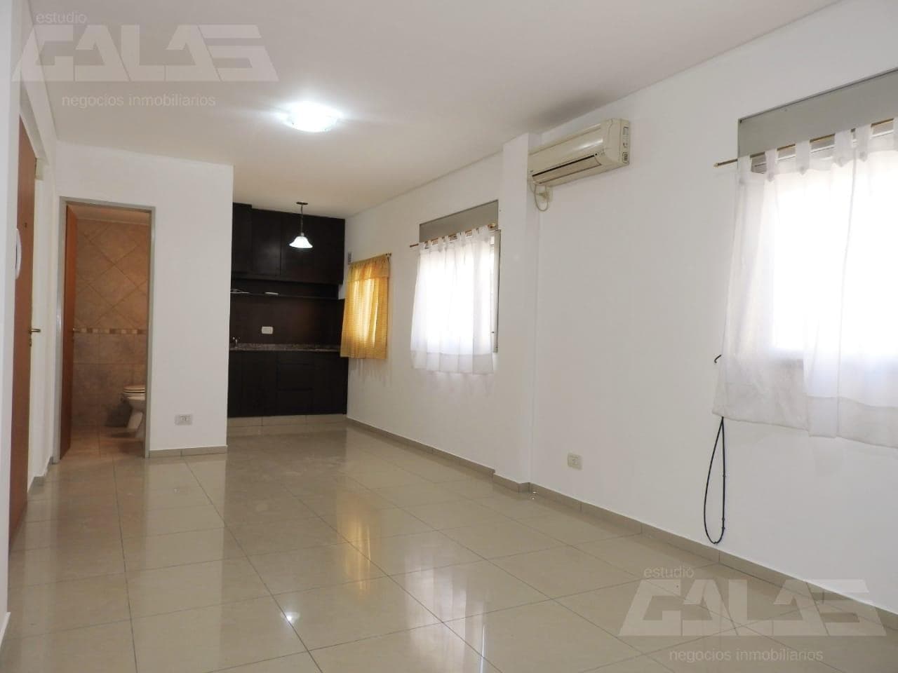 Studio apartment for residential or commercial use in Castelar!!