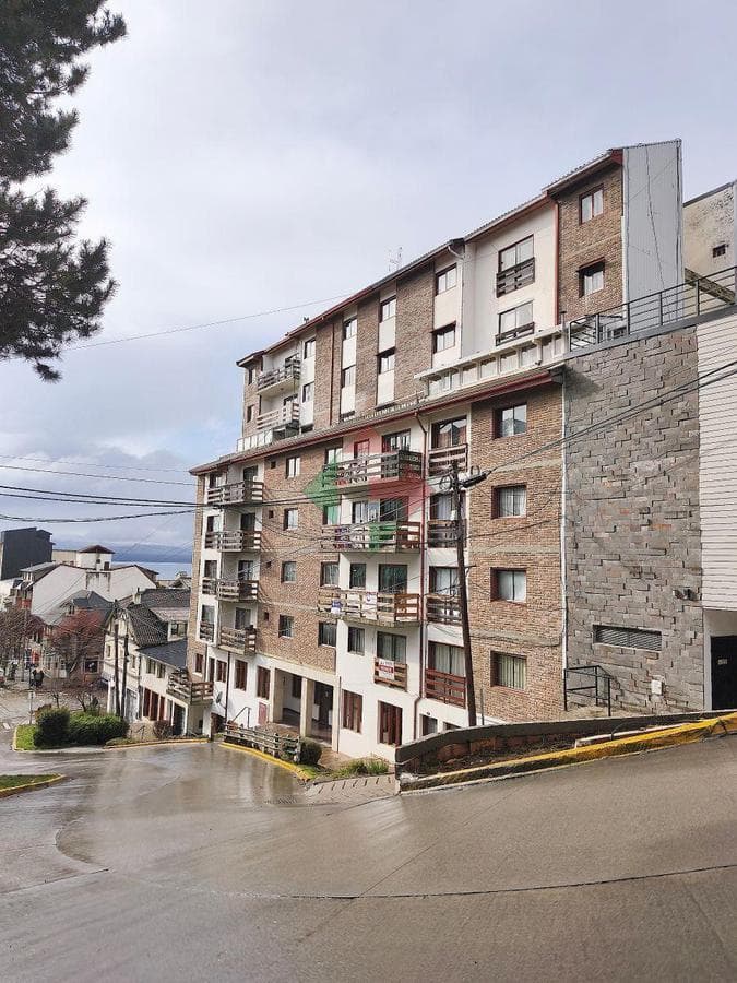 Spacious and very bright three-bedroom, two-bathroom apartment right in the heart of the city