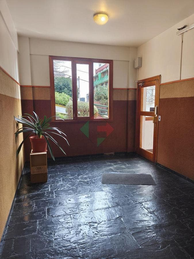 Spacious and very bright three-bedroom, two-bathroom apartment right in the heart of the city