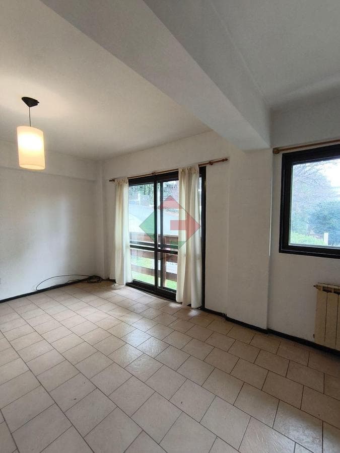 Spacious and very bright three-bedroom, two-bathroom apartment right in the heart of the city