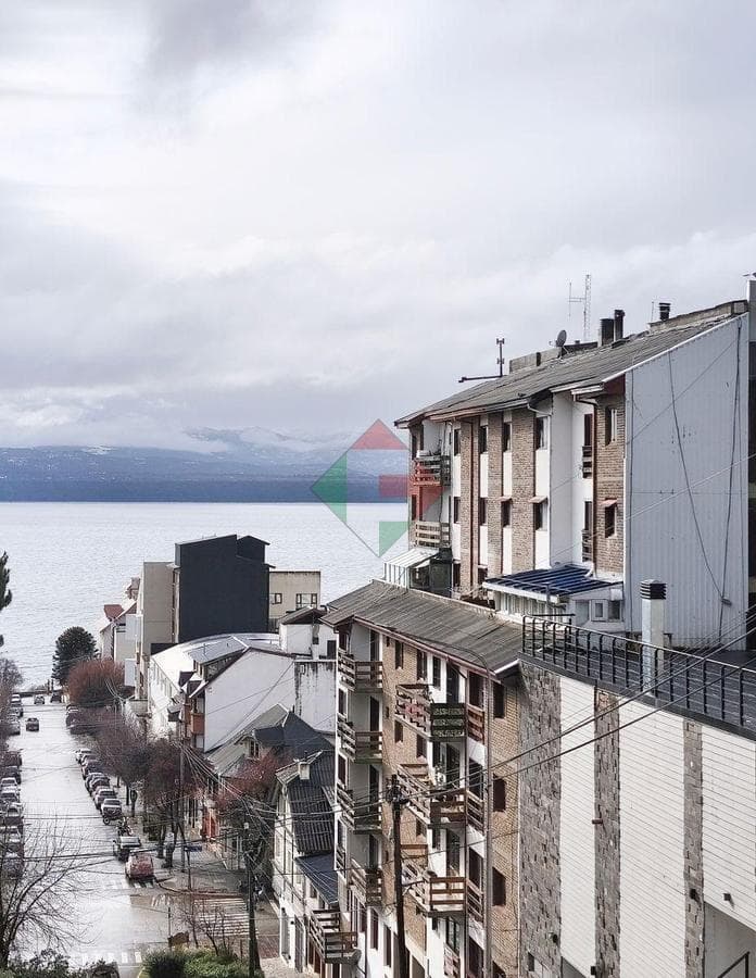 Spacious and very bright three-bedroom, two-bathroom apartment right in the heart of the city