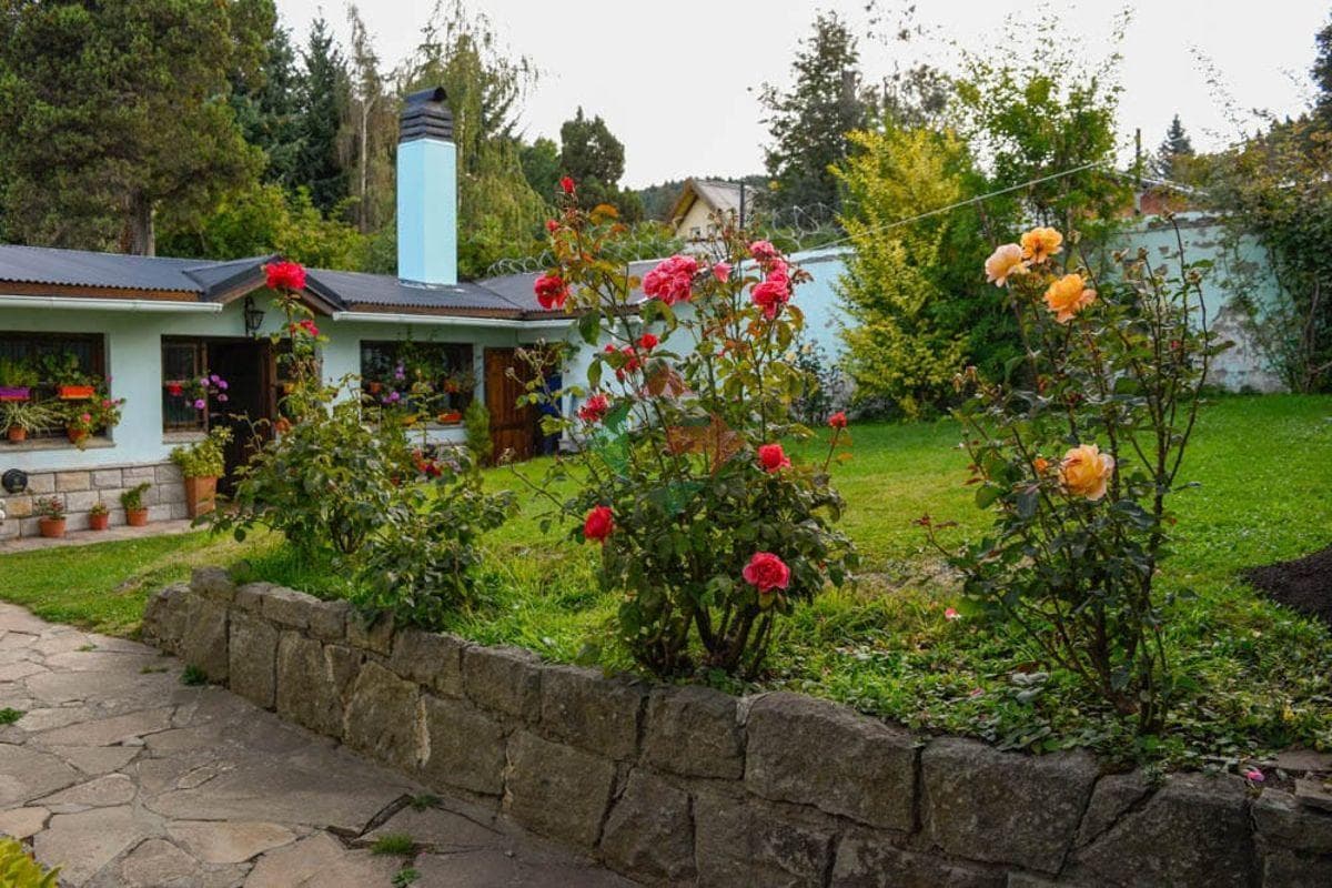 House in the Belgrano neighborhood of Bariloche, with a barbecue area, garage, and landscaped garden. Just minutes from downtown.