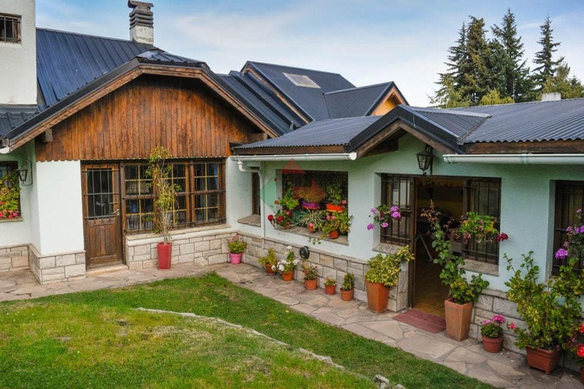 House in the Belgrano neighborhood of Bariloche, with a barbecue area, garage, and landscaped garden. Just minutes from downtown.