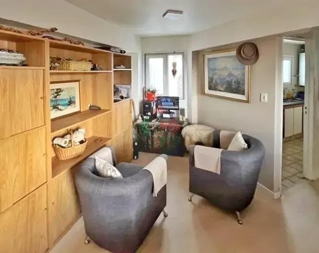 Two-bedroom apartment on Carlos Ruiz, near the corner of Mitre; very bright. QUALIFIES FOR A LOAN!