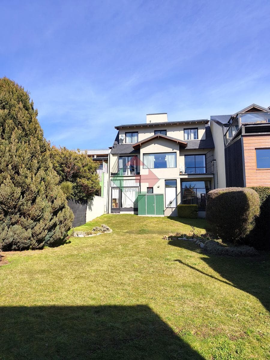 Beautiful three-bedroom house with a barbecue area, spacious yard, and street-facing commercial space. What a deal!