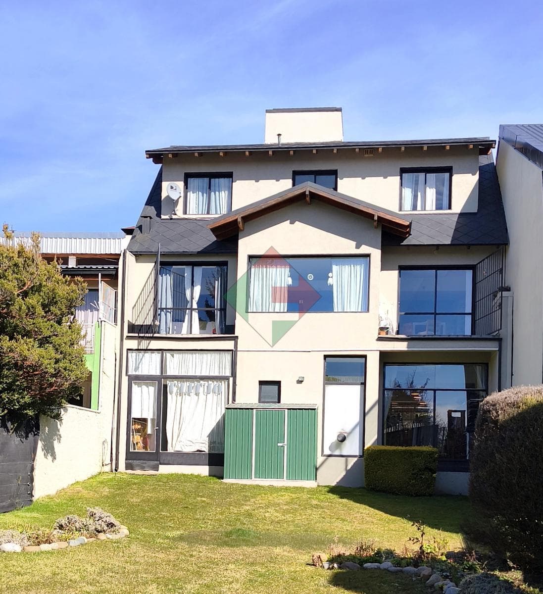 Beautiful three-bedroom house with a barbecue area, spacious yard, and street-facing commercial space. What a deal!
