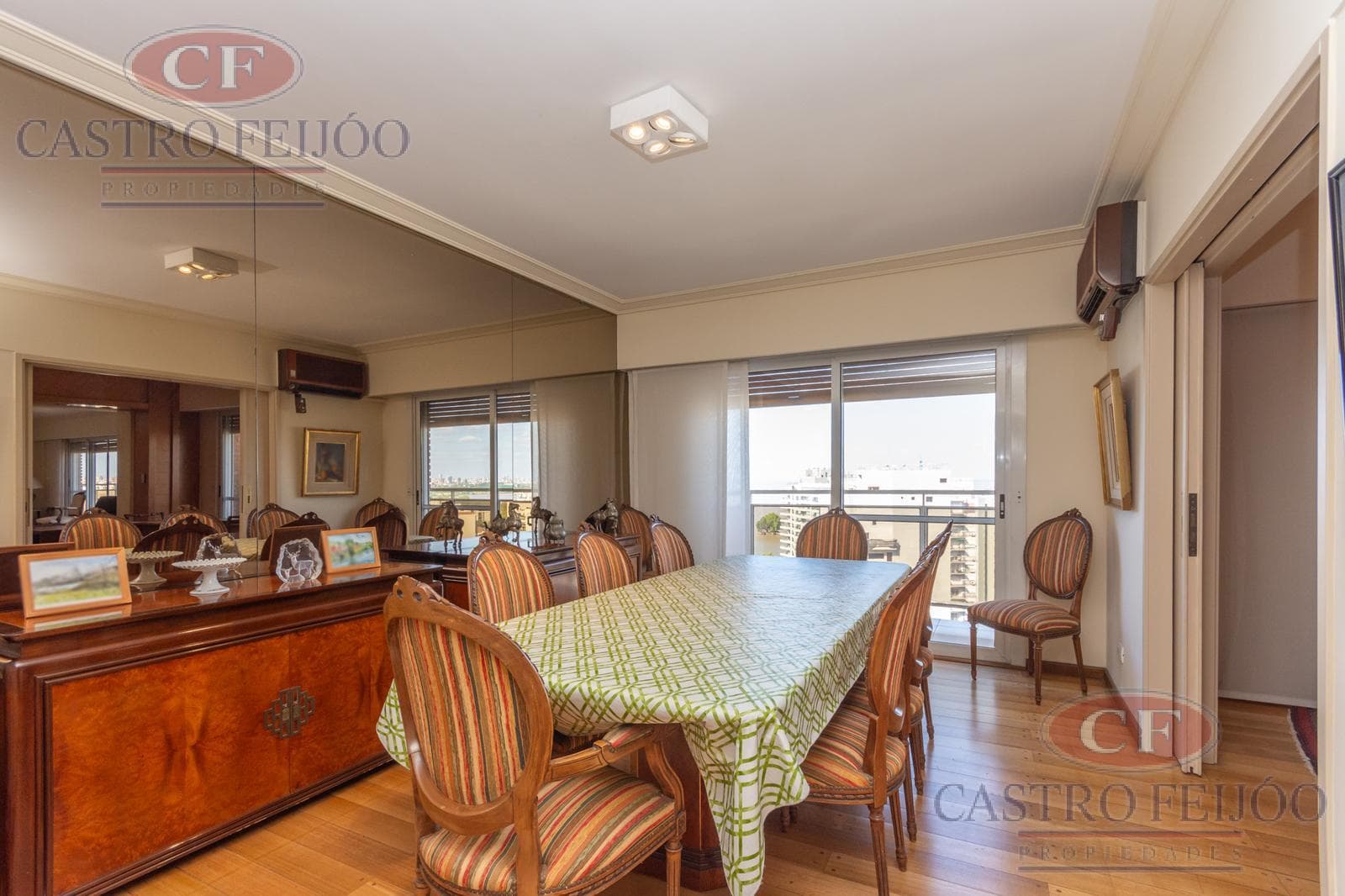 Excellent 8-room apartment on Rosales around 2500 on La Isla de Olivos - FOR SALE