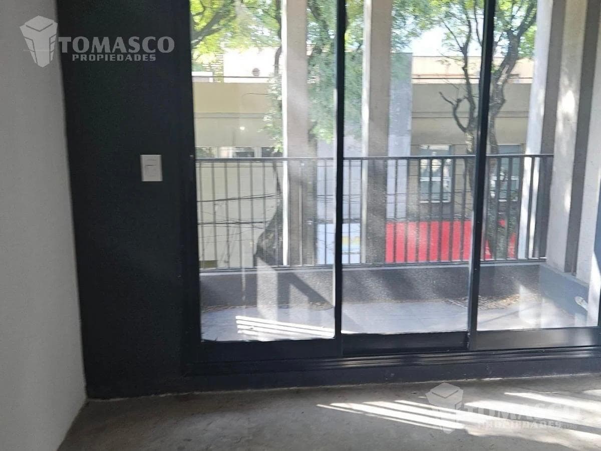 Front-facing studio apartment with balcony, suitable for professionals - Flores