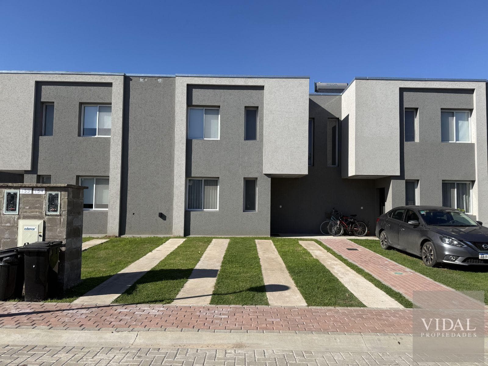 Duplex-style house with a garden in the sunny Decs Tortugas neighborhood, with installment payments