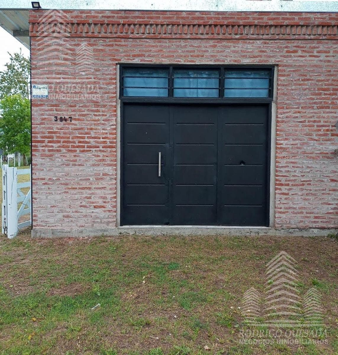 House, storefront, and apartment on Main Avenue!