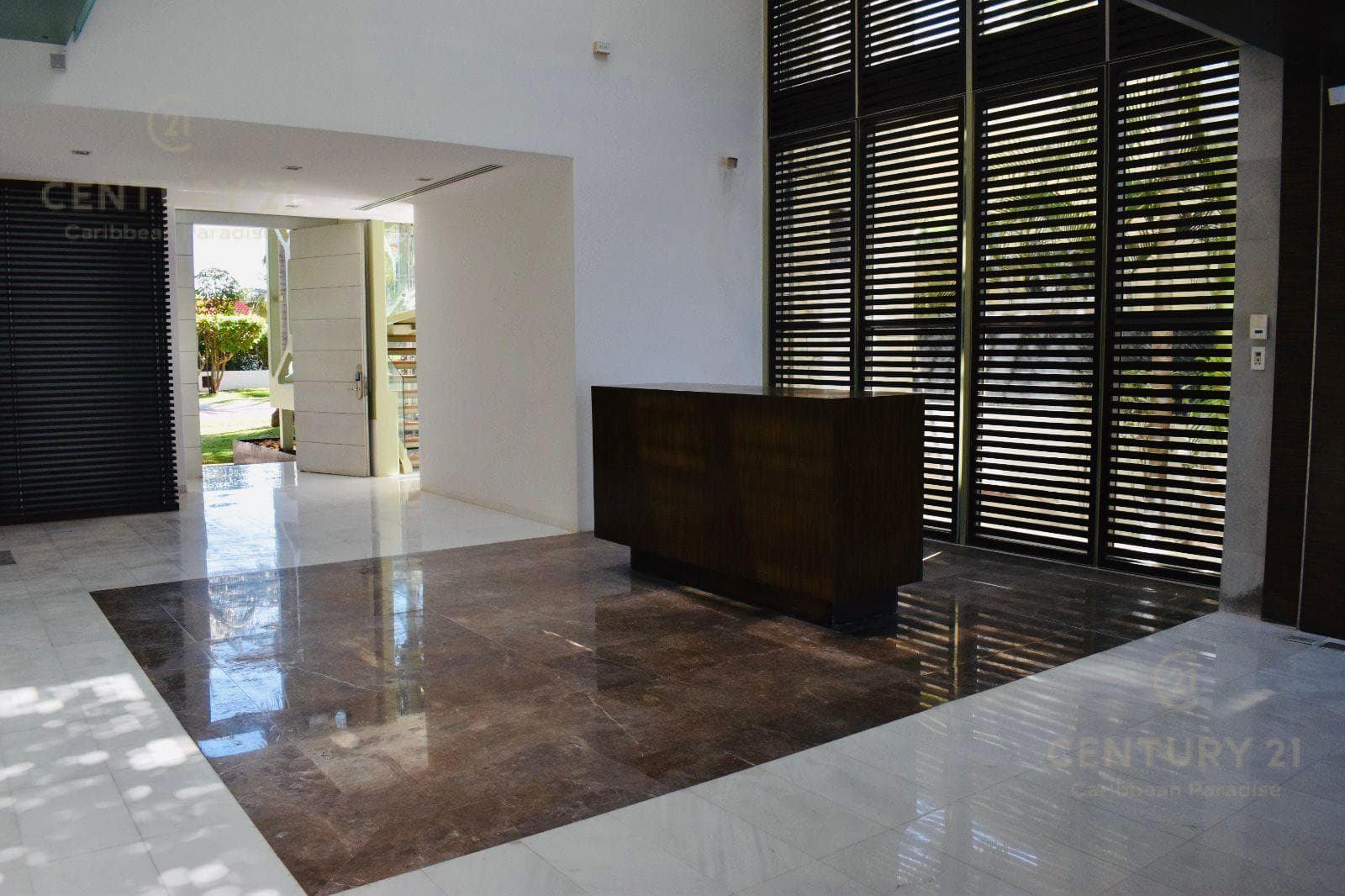 Casa 5 Recamaras en Venta | Isla Dorada Cancún | Frente a Laguna Nichupte | C3220