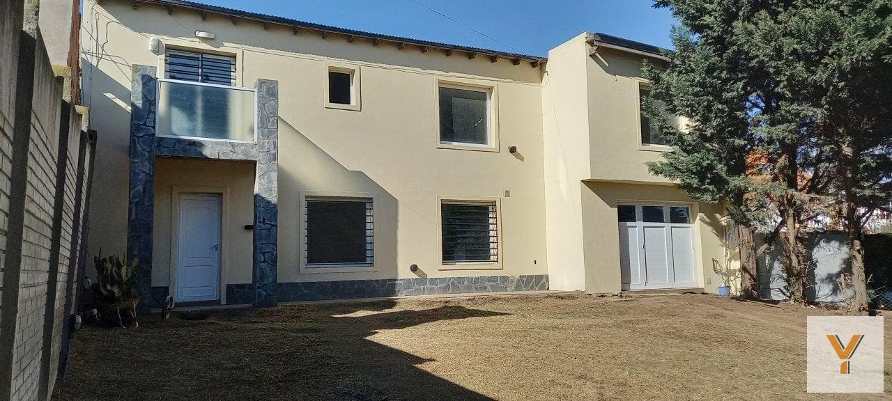 HOUSE FOR RENT - 3 Bedrooms, Garden - Garage - 306 m² - Near downtown Tandil