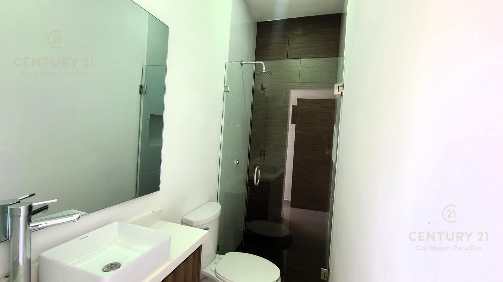 New 5-bedroom house for sale in Granada, Encuentro, Playa del Carmen P4533