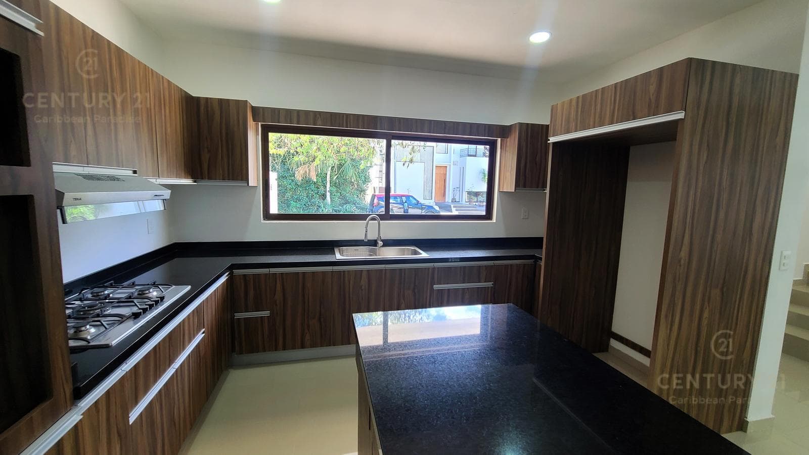 New 5-bedroom house for sale in Granada, Encuentro, Playa del Carmen P4533