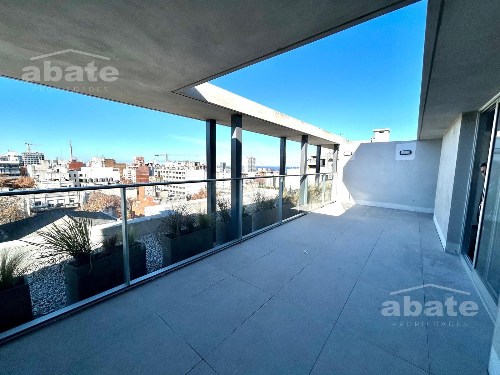 Venta apartamento de 2 dormitorios y garaje a estrenar! Piso alto- Centro- Montevideo