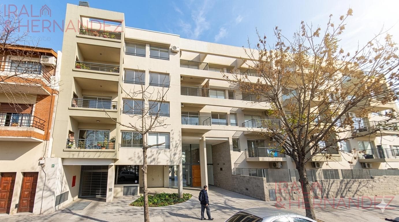 Spacious studio apartment for sale in Villa Urquiza with a garage