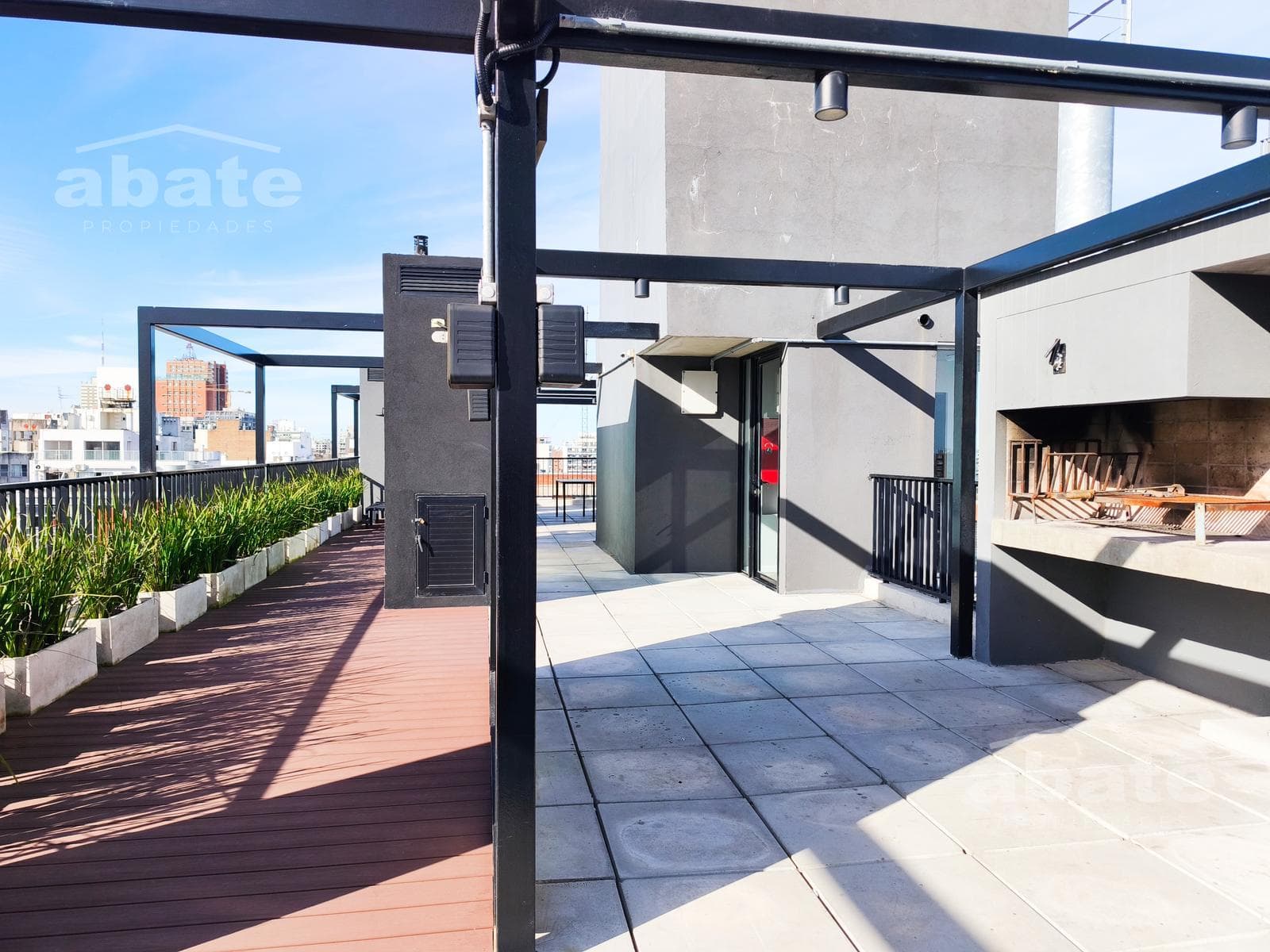 1-Bedroom Apartment for Rent in Downtown (Montevideo), Facing the Street, Sunny