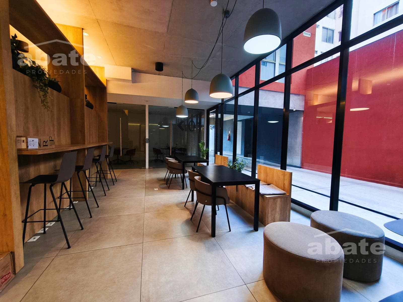 1-Bedroom Apartment for Rent in Downtown (Montevideo), Facing the Street, Sunny