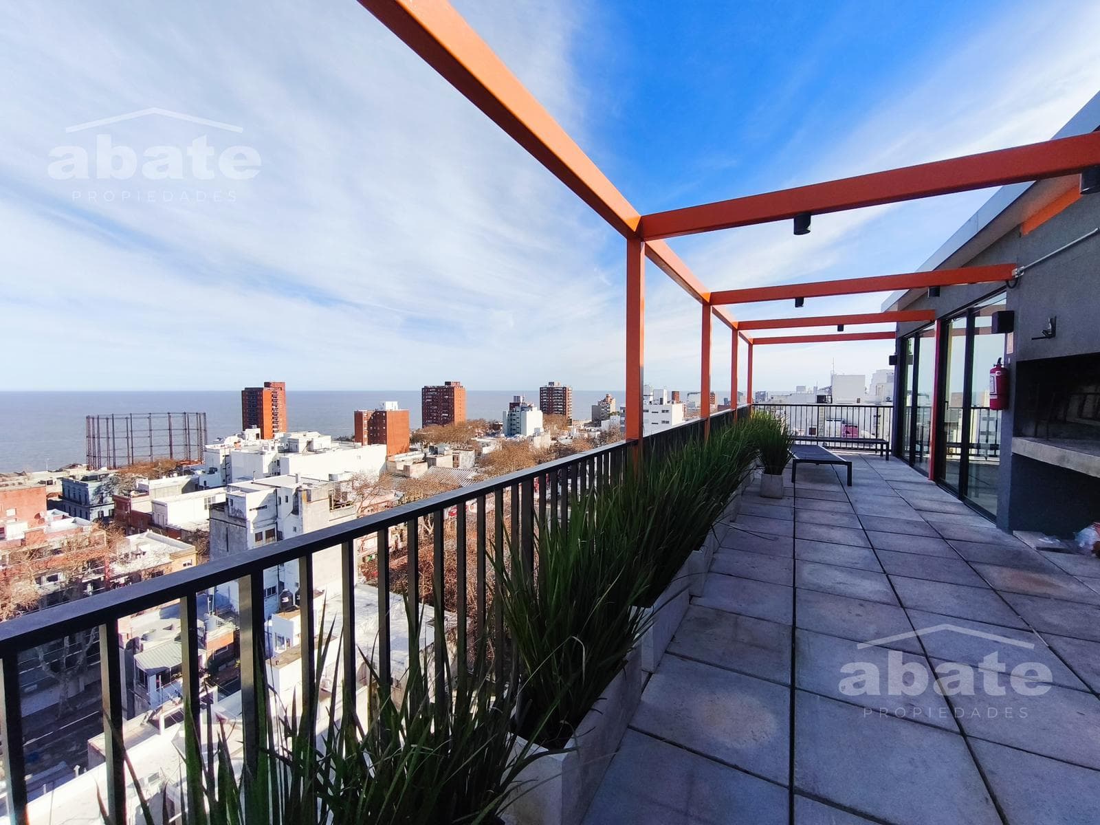 1-Bedroom Apartment for Rent in Downtown (Montevideo), Facing the Street, Sunny