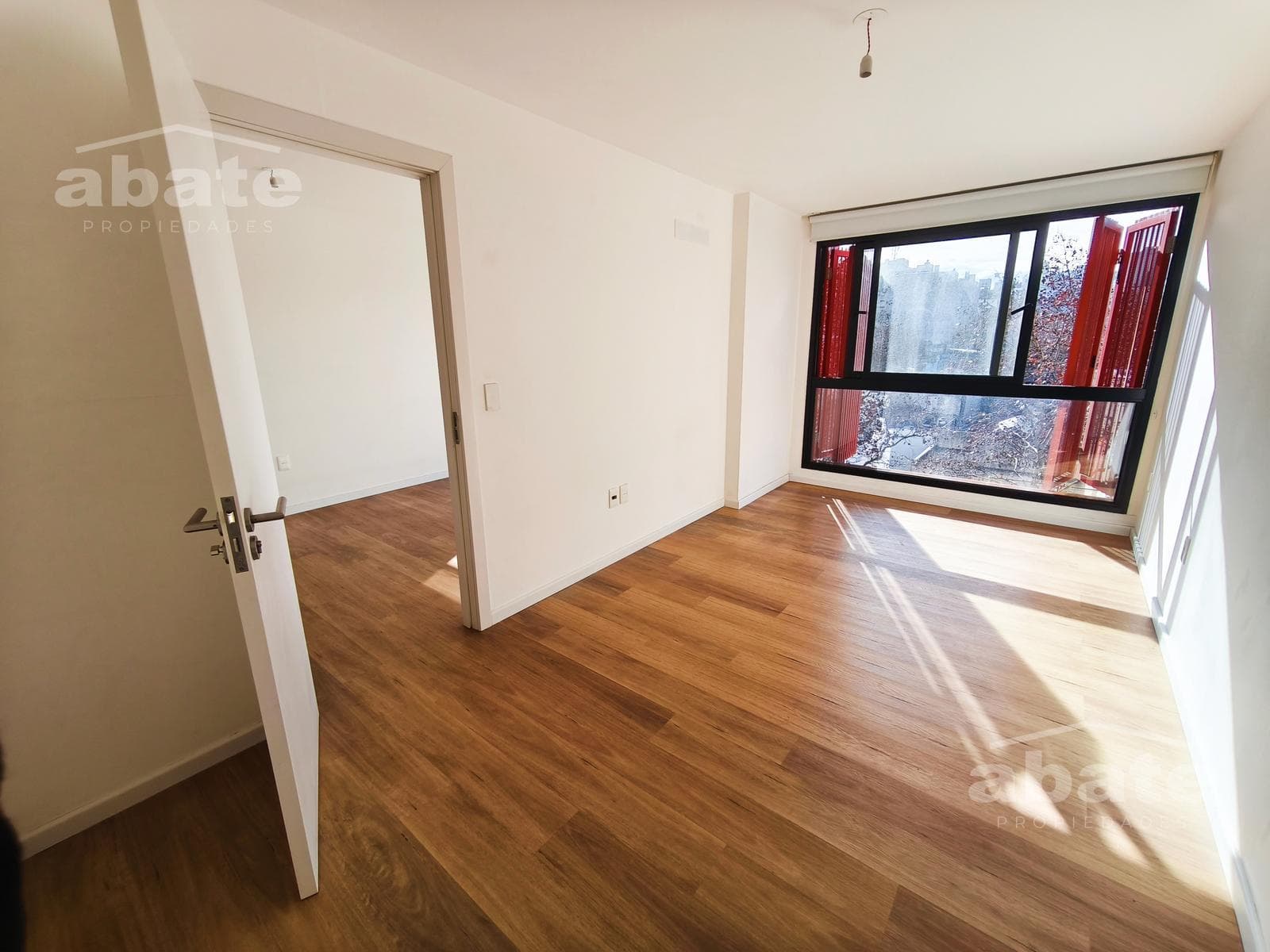 1-Bedroom Apartment for Rent in Downtown (Montevideo), Facing the Street, Sunny