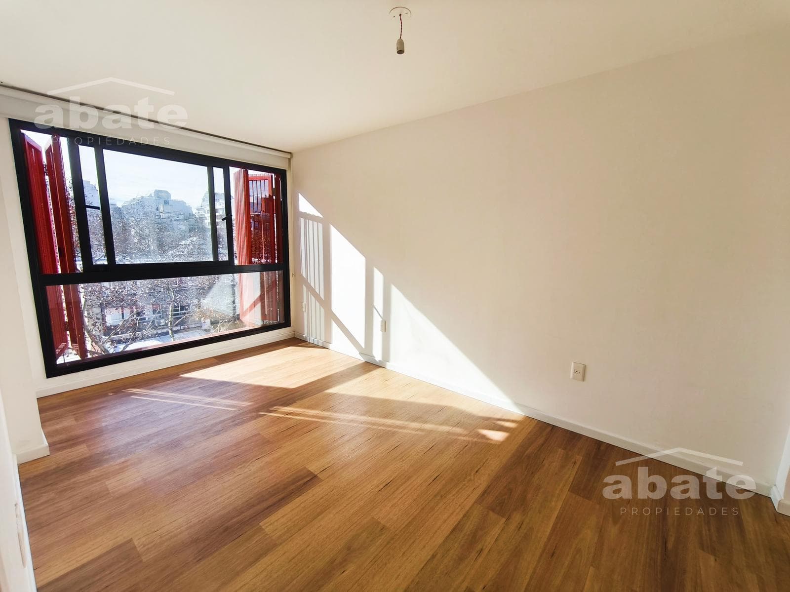 1-Bedroom Apartment for Rent in Downtown (Montevideo), Facing the Street, Sunny