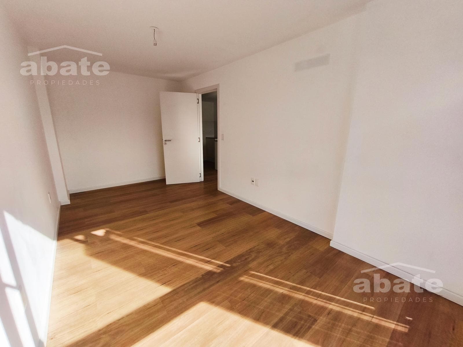 1-Bedroom Apartment for Rent in Downtown (Montevideo), Facing the Street, Sunny