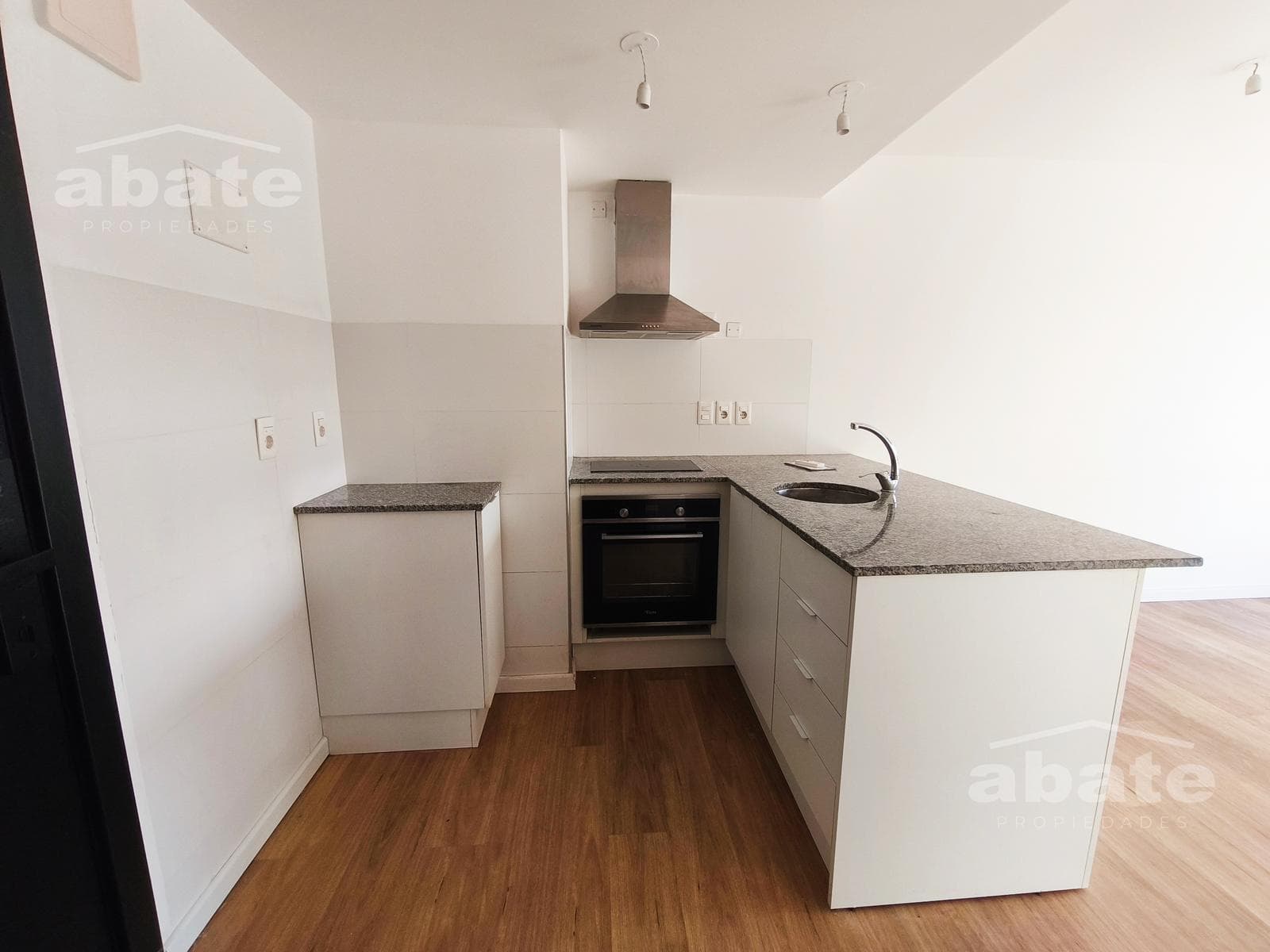1-Bedroom Apartment for Rent in Downtown (Montevideo), Facing the Street, Sunny