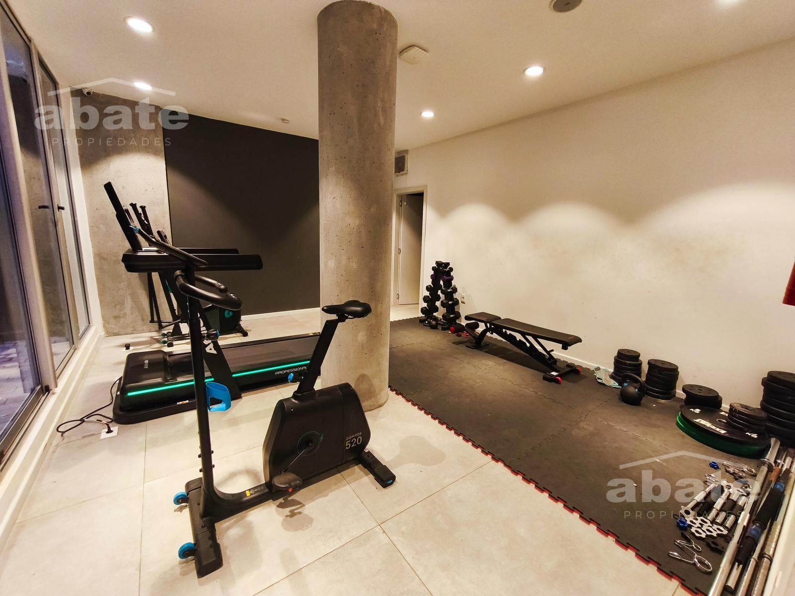 1-Bedroom Apartment for Rent in Downtown (Montevideo), Facing the Street, Sunny