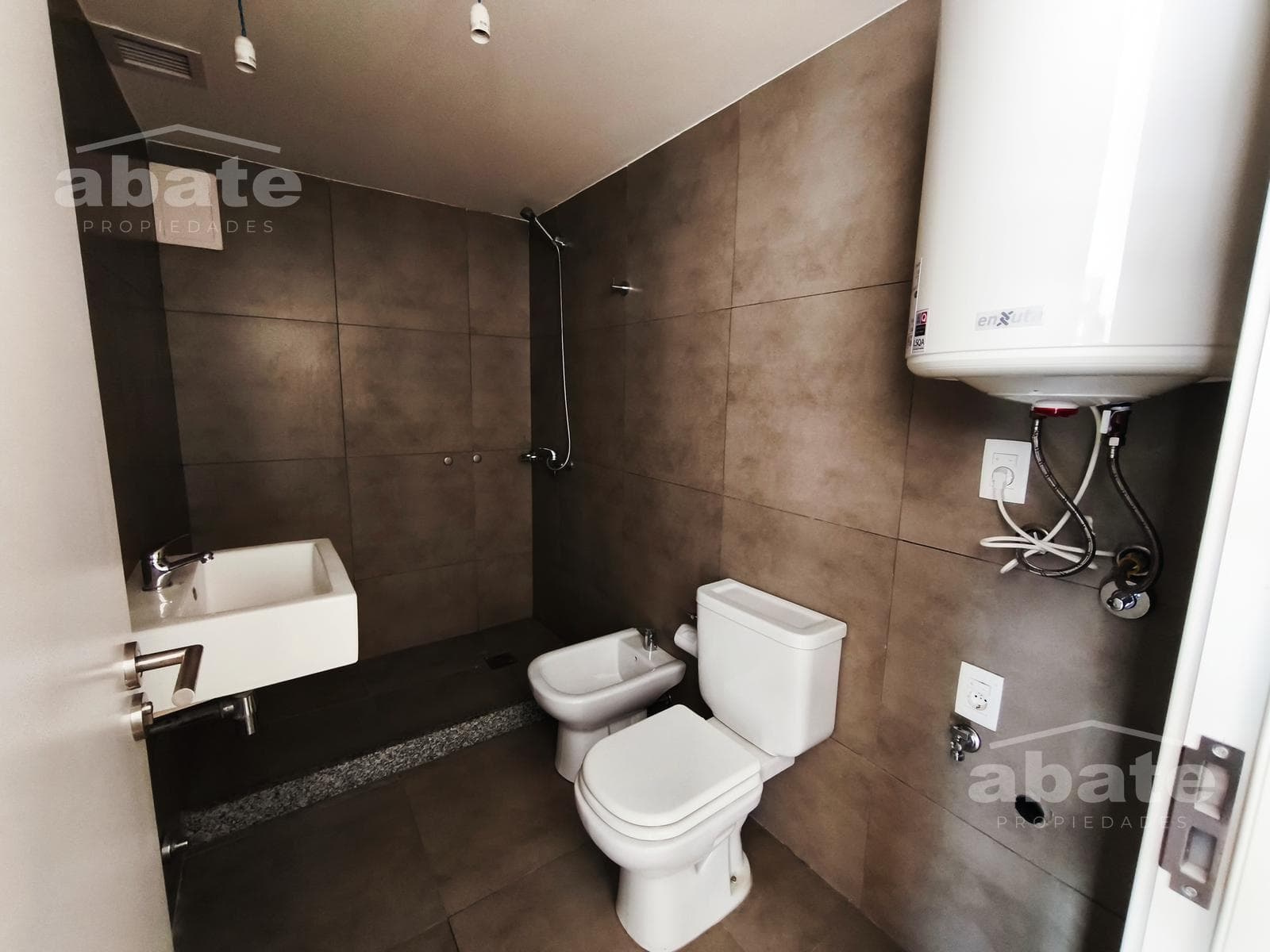 1-Bedroom Apartment for Rent in Downtown (Montevideo), Facing the Street, Sunny