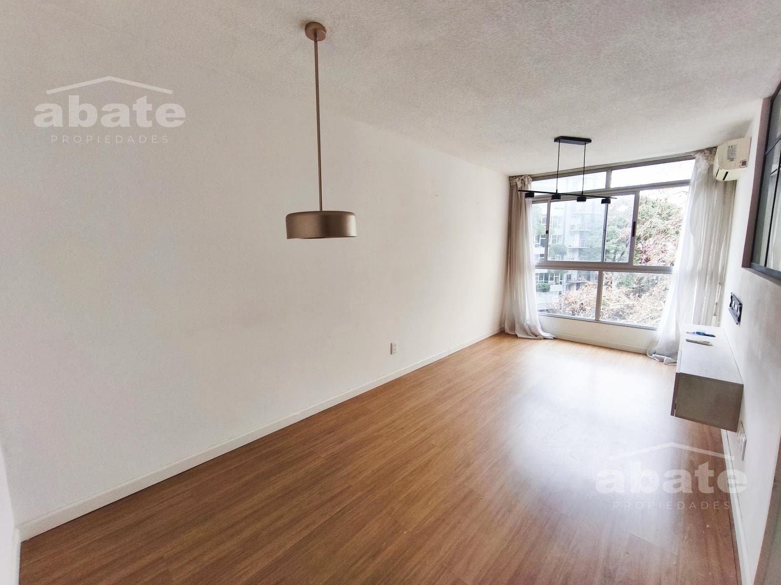 2-Bedroom Apartment with Garage for Rent in Parque Rodó. Very bright!