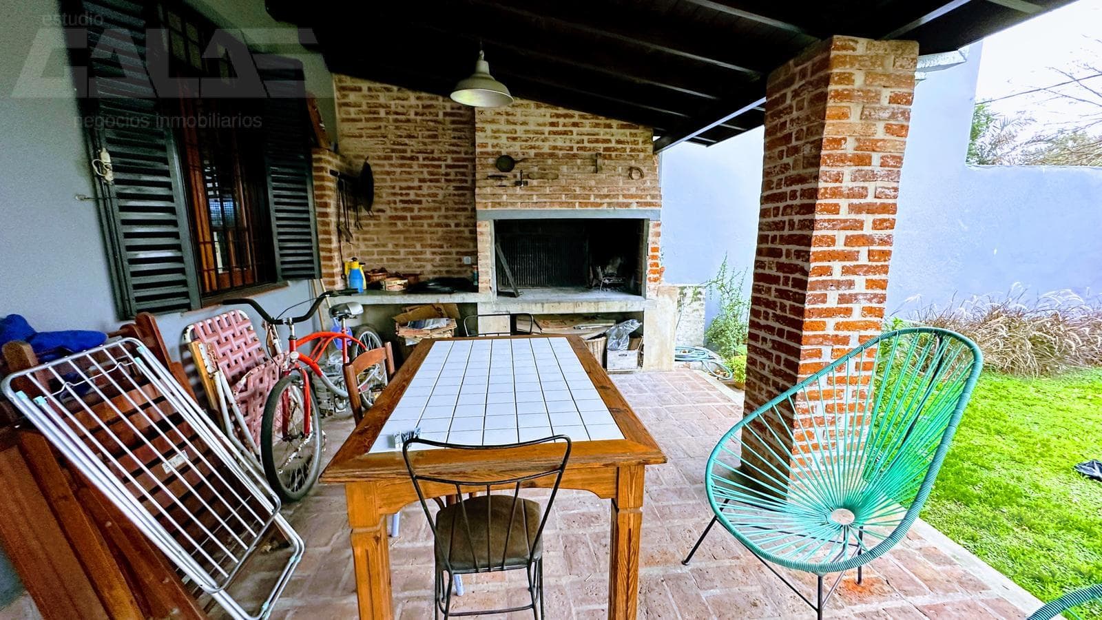 A very nice 4-room colonial-style house with exposed brick, built entirely on one level