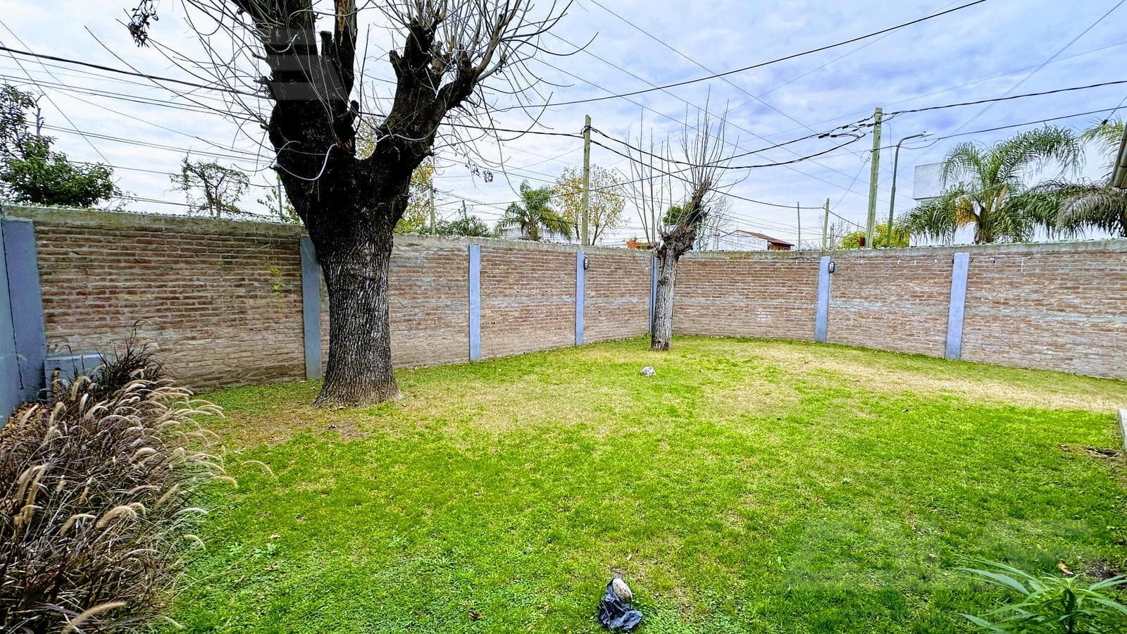 A very nice 4-room colonial-style house with exposed brick, built entirely on one level