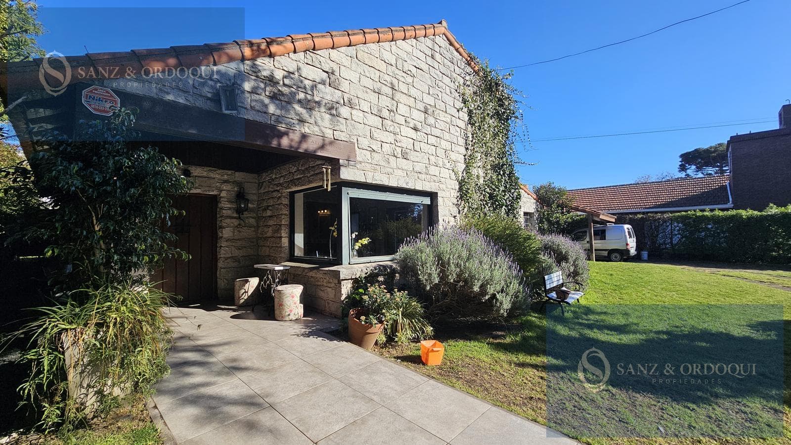 For Sale - Six-room villa with a barbecue area and pool on a double lot - Los Troncos