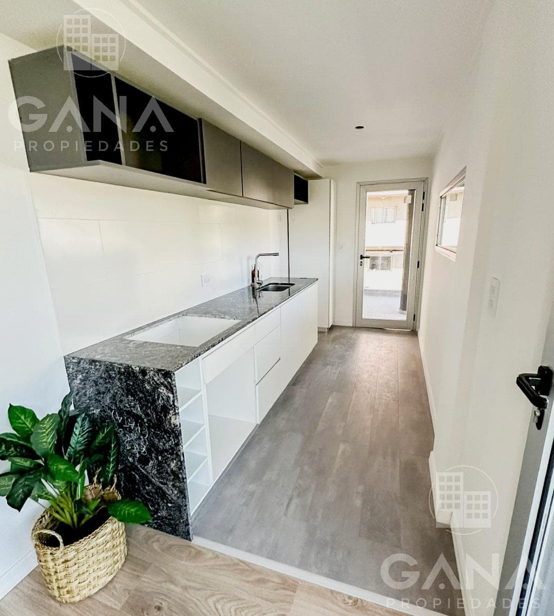 Apartment for Sale in the Martin neighborhood, 100 meters from Pellegrini Avenue.