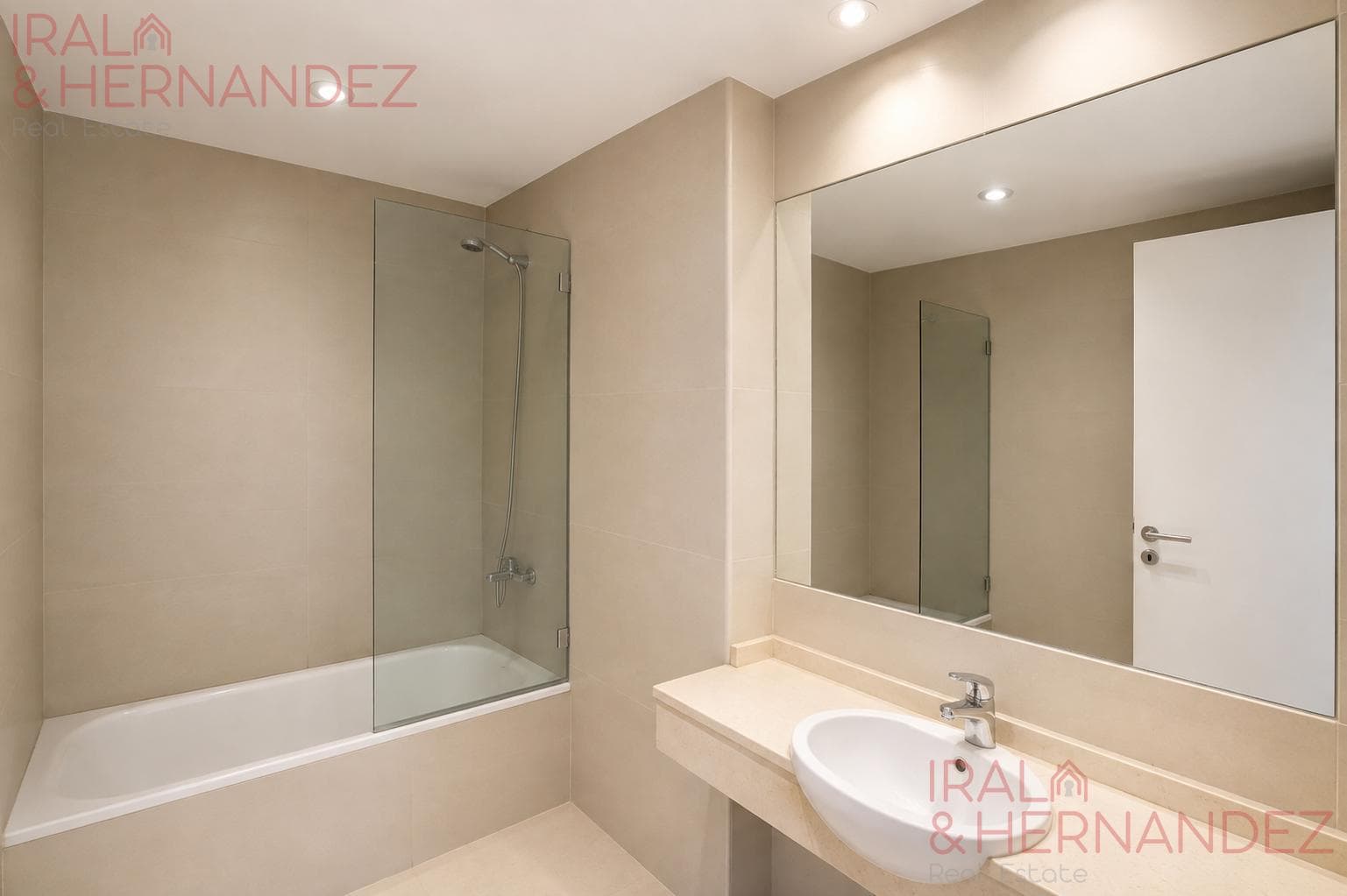 Studio Apartment for Rent with a Balcony in Palermo Hollywood. The Building Has a Pool!!