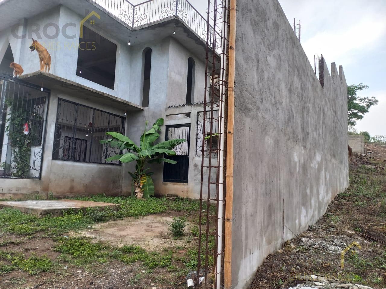 Unfinished gray house for sale on the Xalapa-Alto Lucero highway.