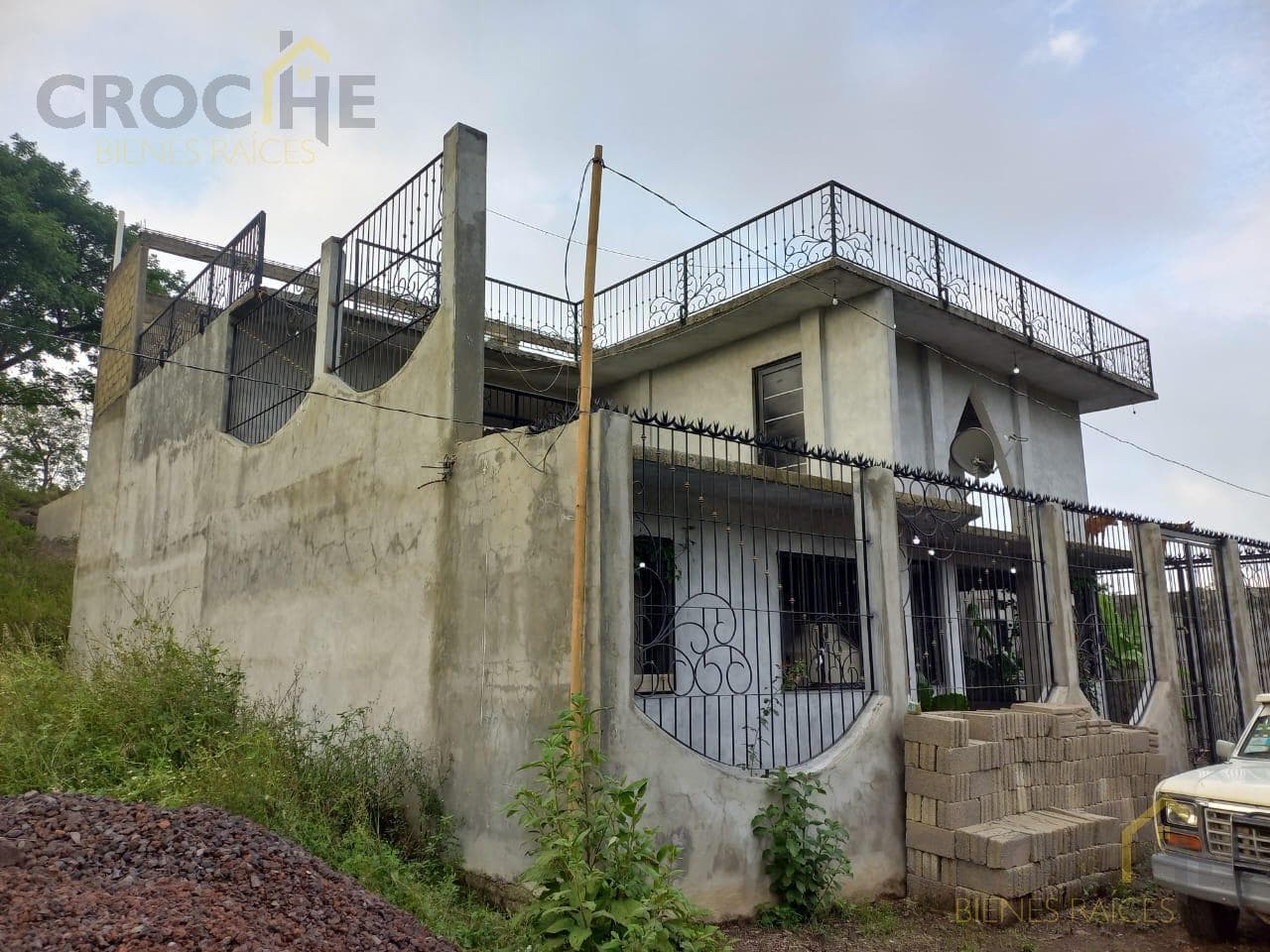Unfinished gray house for sale on the Xalapa-Alto Lucero highway.