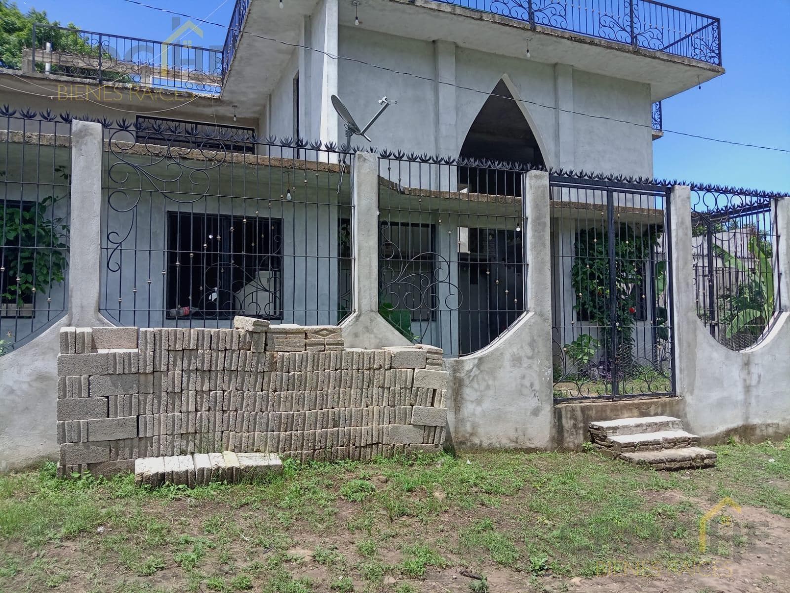 Unfinished gray house for sale on the Xalapa-Alto Lucero highway.