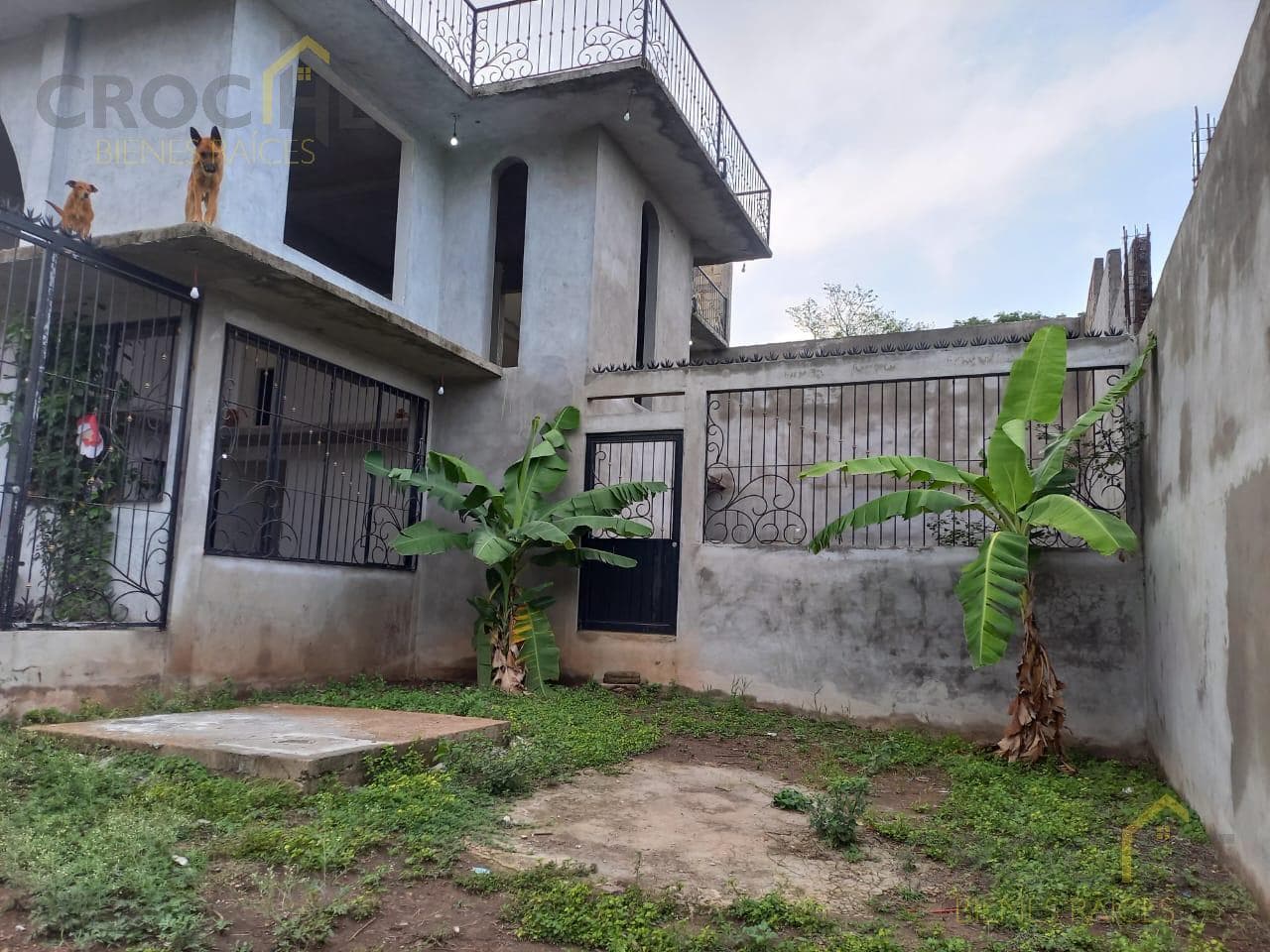 Unfinished gray house for sale on the Xalapa-Alto Lucero highway.
