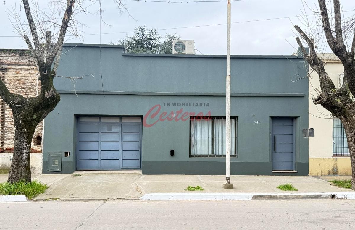 House on Brandsen Street in the 900s, between 9 de Julio and 25 de Mayo.